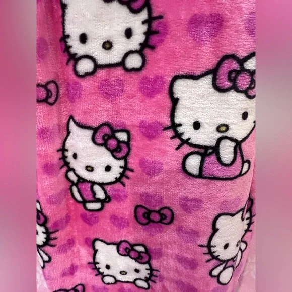 Brand New Hello Kitty Silk Touch Throw! 😻🎀❤️ - Picture 2 of 4